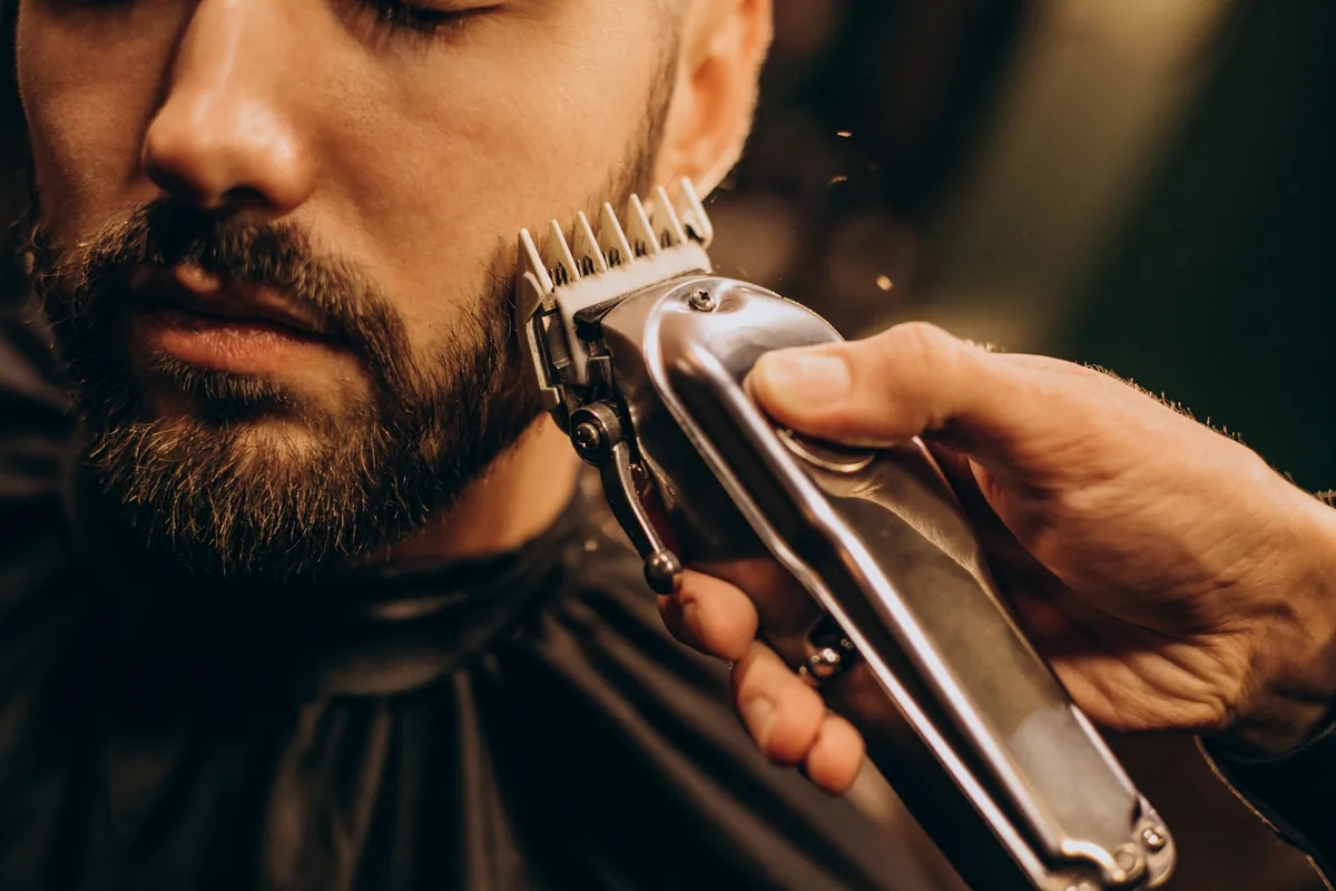 Präziser Schnitt im Barbershop Style Dresden