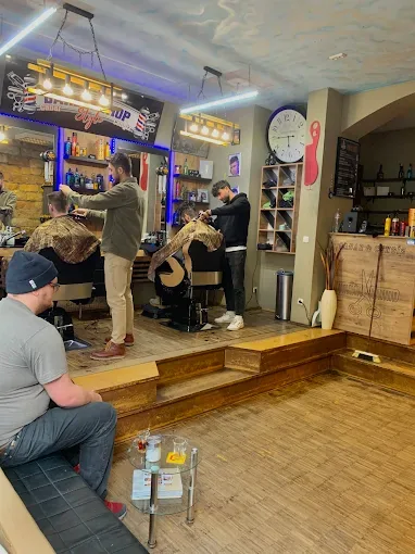 Barberstuhl und Arbeitsbereich im Shop